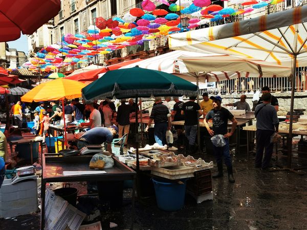 Lebendiger Fischmarkt mit lokalem Flair