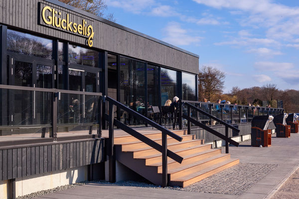 Strandrestaurant mit Spielplatz und Strandkörben