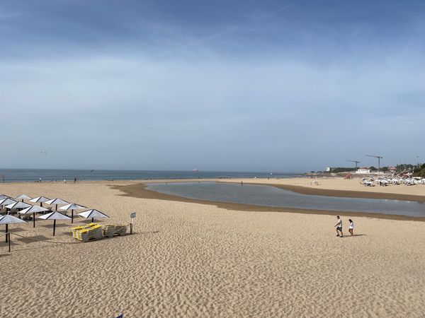 Sonnenbaden und Surfen am Strand