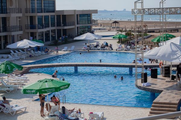 Goldener Sandstrand trifft kristallklares Wasser