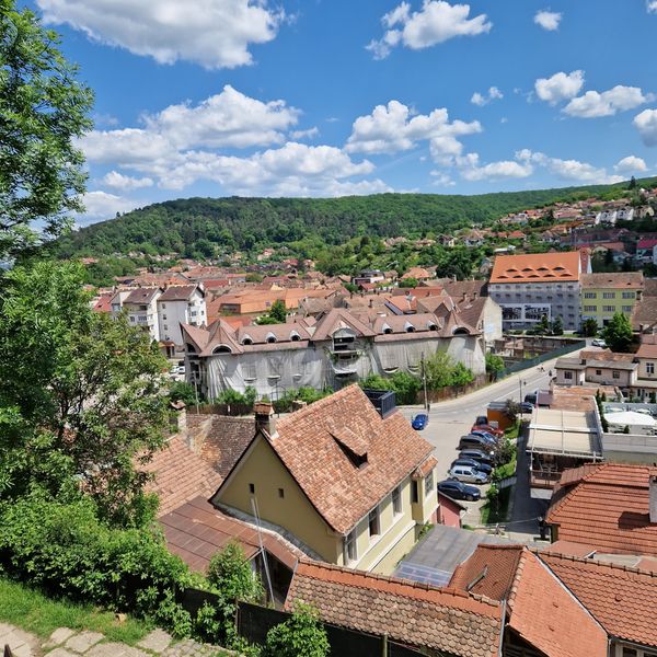 Buntes Treiben im Herzen Sighisoaras