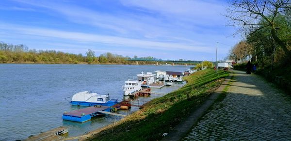 Entspannte Spaziergänge am Flussufer