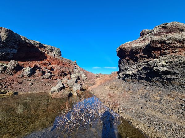 Roter Krater in mystischer Umgebung