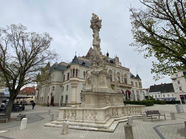 Entdecken Sie neugotische Architektur im Herzen der Stadt