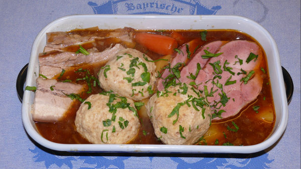 Traditionelles Weißbier in uriger Atmosphäre