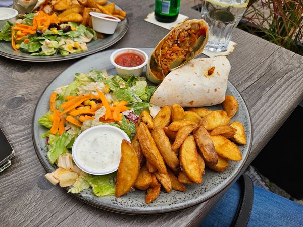 Mexikanische Leckereien und Cocktails am Wasser