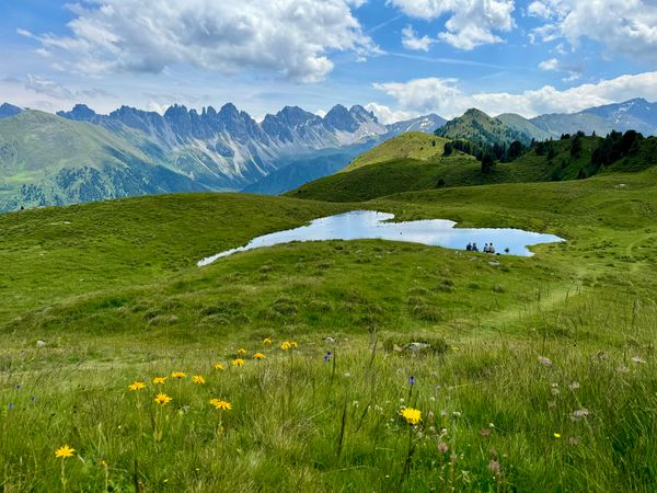 Idyllisches Picknick am spiegelklaren Bergsee