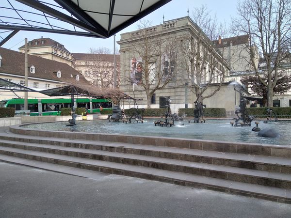 Spielende Skulpturen im Wasser