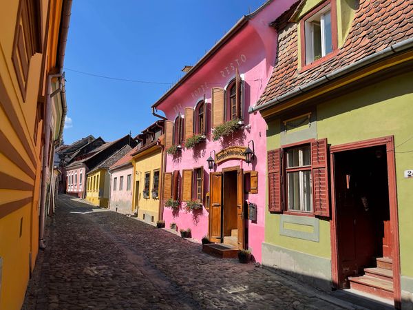 Buntes Treiben im Herzen Sighisoaras