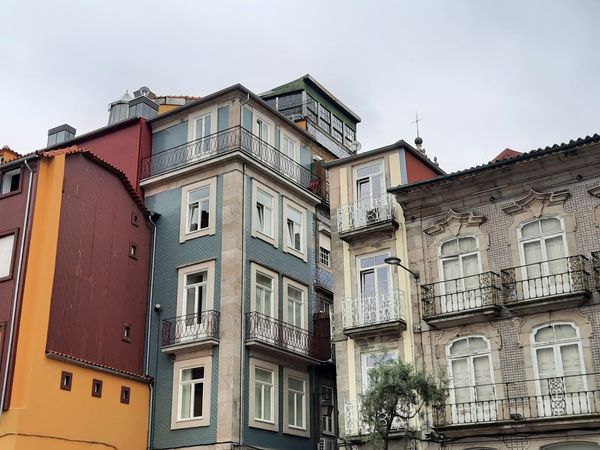 Kaffee trinken neben mittelalterlichen Toren