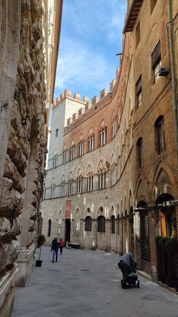 Mittelalterliche Architektur in Siena bestaunen