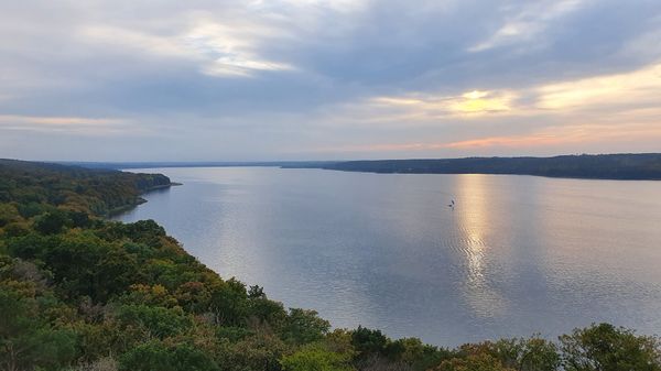 Atemberaubende Aussichten über Wald und See