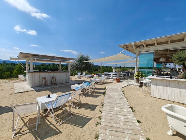 Ein paar Drinks am Sandstrand vom Himmelblau Beach Club genießen