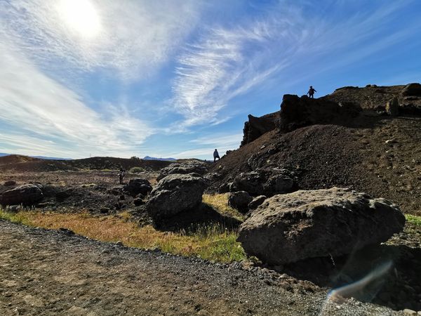 Roter Krater in mystischer Umgebung