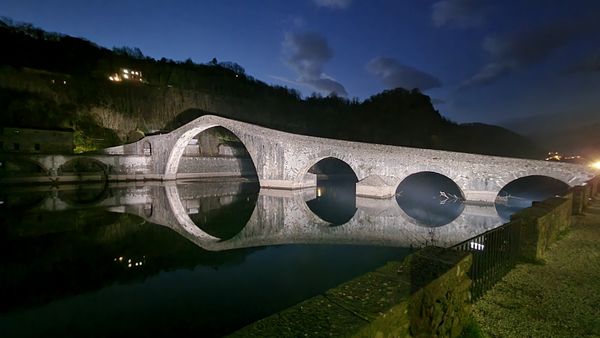 Mystische Steinbogenbrücke entdecken