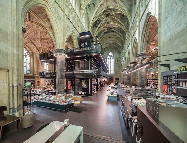 Bücherparadies in historischer Kirche