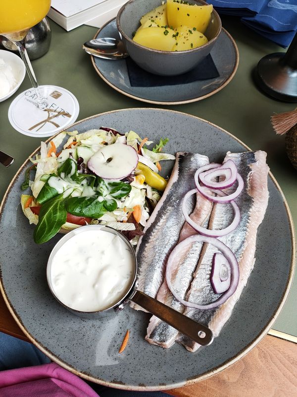 Genieße Kaffee und Kuchen am Timmendorfer Platz