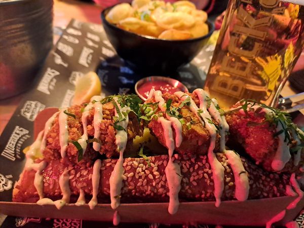 Modernes Streetfood mit Fisch im urbanen Flair