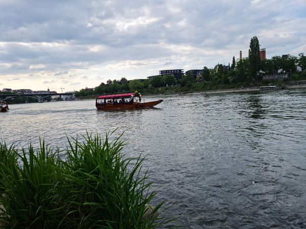 Traditionelle Flussüberfahrt erleben