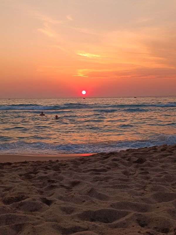 Sonnenuntergang am goldenen Strand