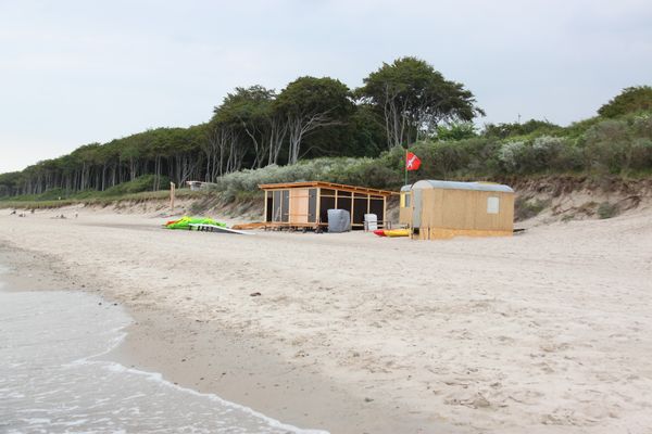 Wellenreiten lernen und Strandbar genießen