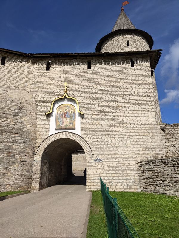 Erkunde die mächtigen Mauern von Pskov