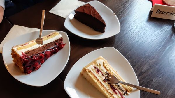 Frisch gerösteter Kaffee und leckere Torten