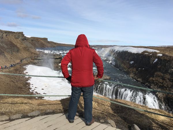 Bestaune Islands mächtigsten Wasserfall