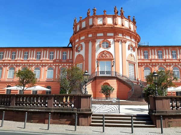 Barockes Schloss mit Rheinblick