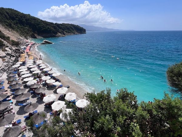 Ruhiger Strand mit kristallklarem Wasser