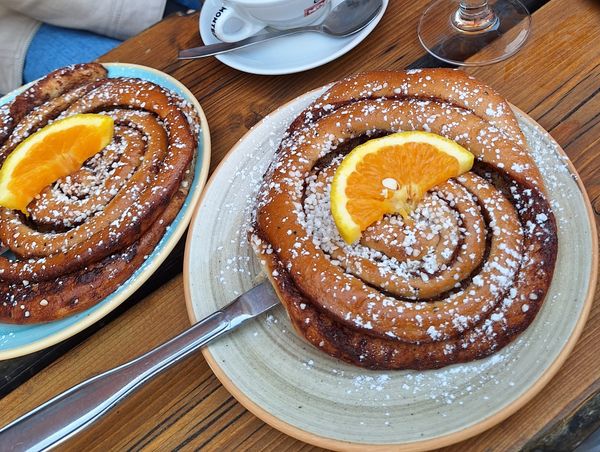 Historisches Café mit Kerzenschein