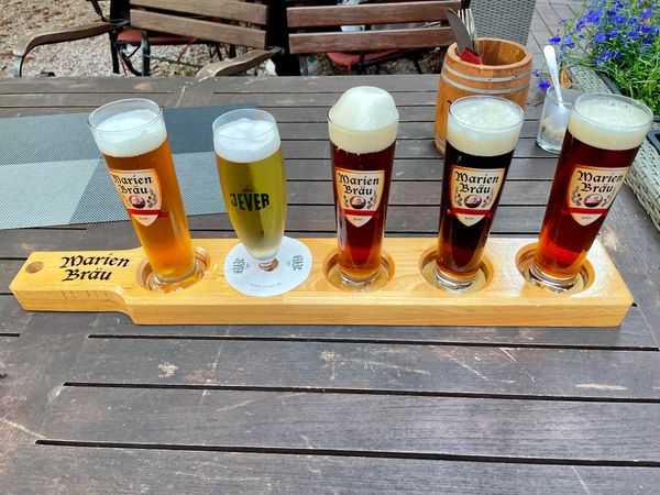 Biergenuss in rustikaler Atmosphäre