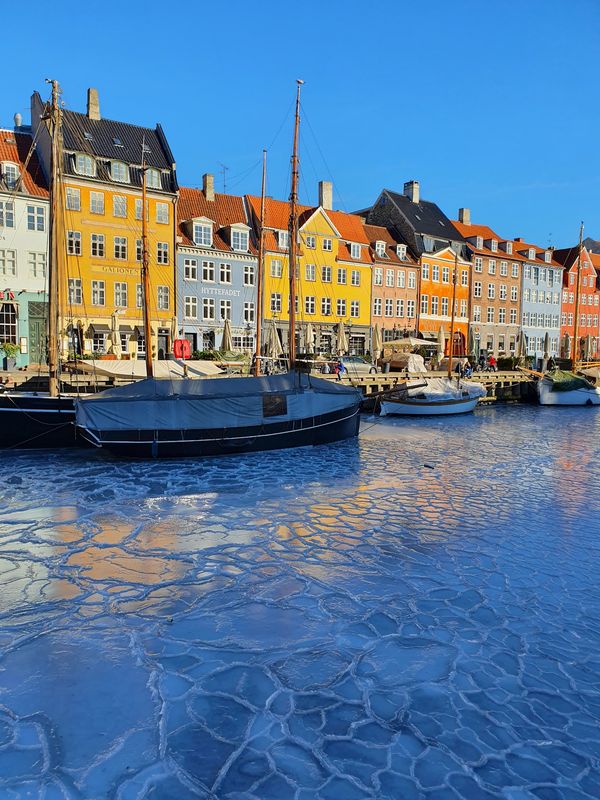 Bunte Häuser am historischen Hafen