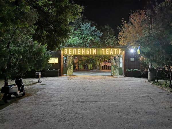 Open-Air Kultur in grüner Oase