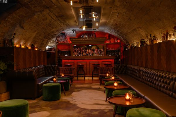 Geheimnisvolle Speakeasy Bar