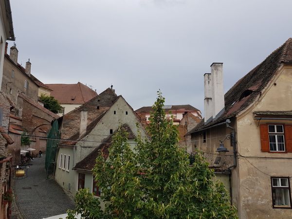 Steigen Sie die historische Treppe hinauf