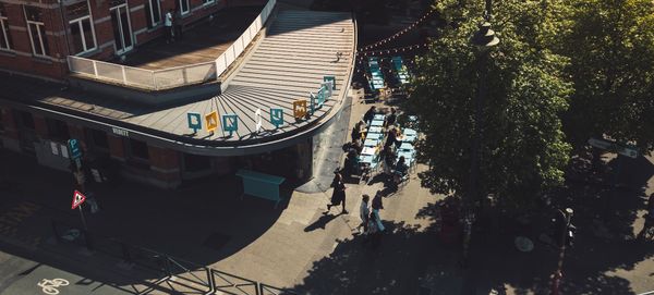 Trendiges Café mit geräumiger Terrasse