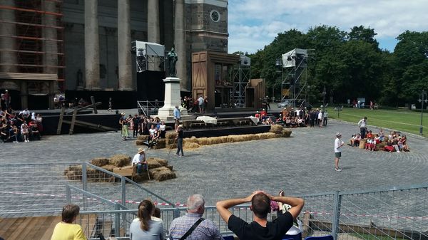 Historischer Platz mit königlicher Aussicht