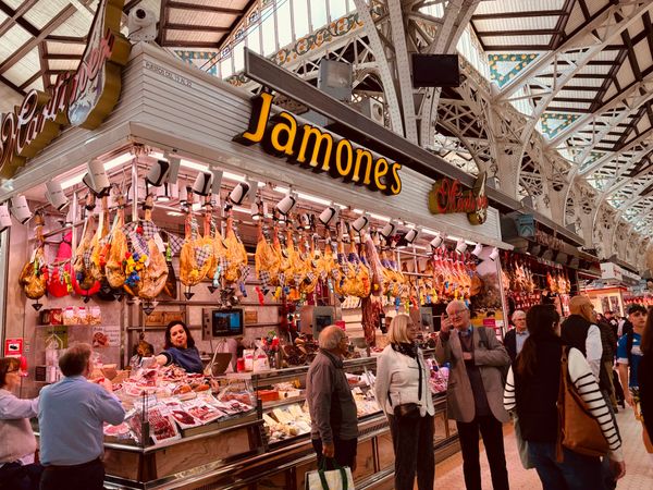 Schlemmen in historischer Markthalle