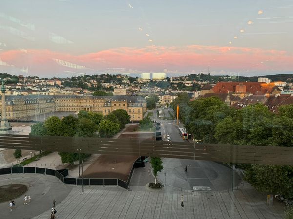 Moderne Kulinarik mit Blick über die Stadt