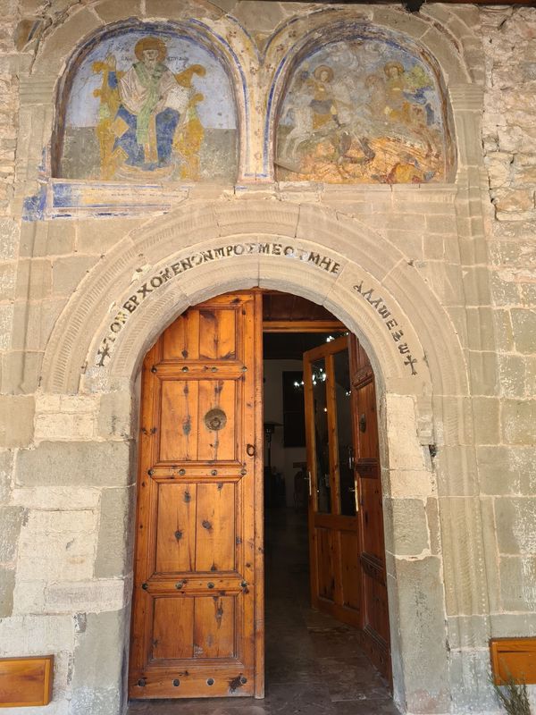 Entdecke alte Fresken in der Kirche