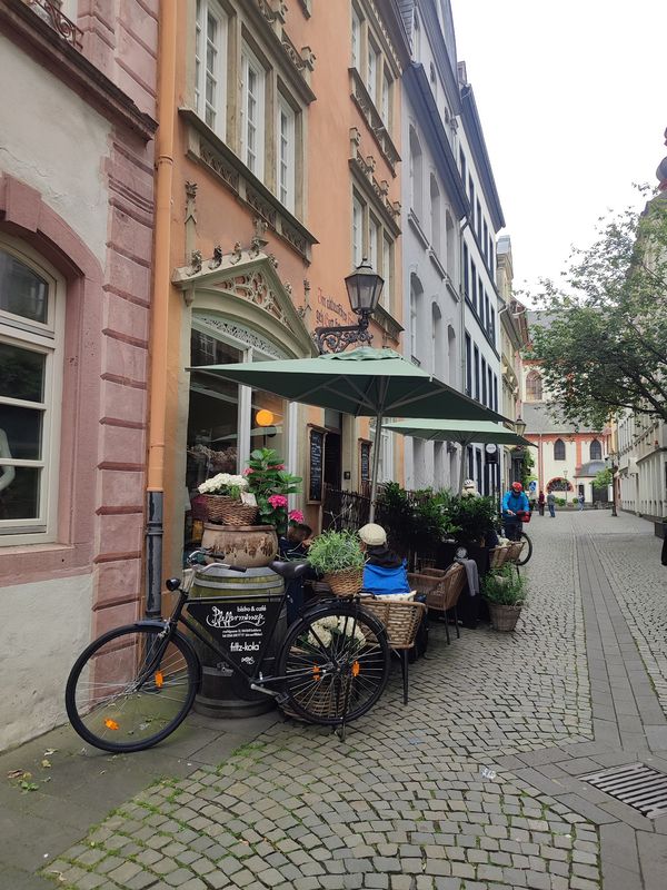 Gemütliches Café in malerischer Altstadtgasse