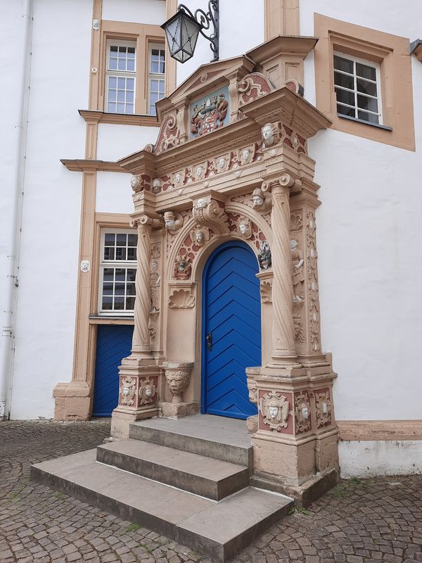 Prächtiges Wasserschloss mit Gärten