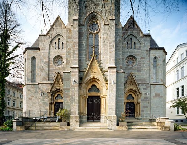 Erlebe kulturelle Vielfalt in historischer Kirche