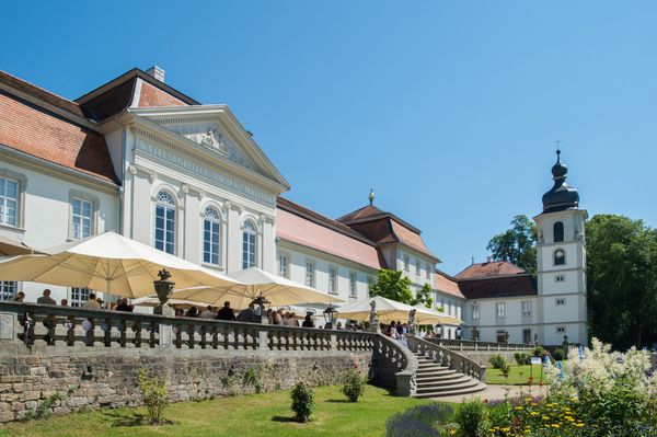 Barockschloss mit prächtigem Garten