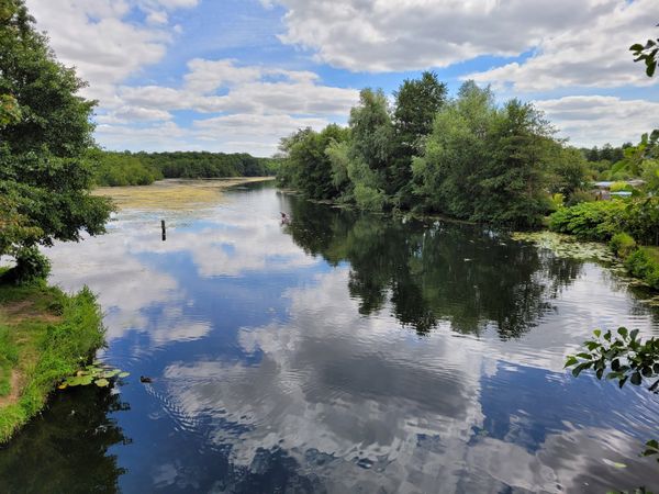 Idyllische Uferpromenade