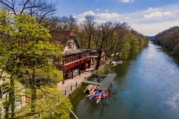 Idyllische Pause am Flussufer