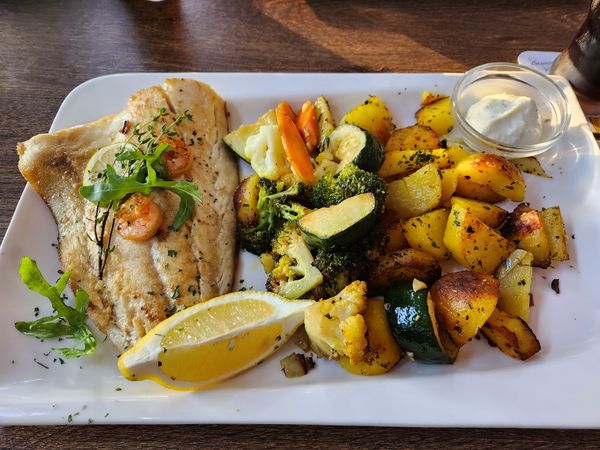 Frischer Fisch und Meerblick