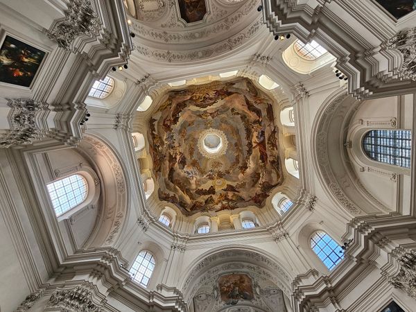 Romanische Basilika mit Kunstschätzen