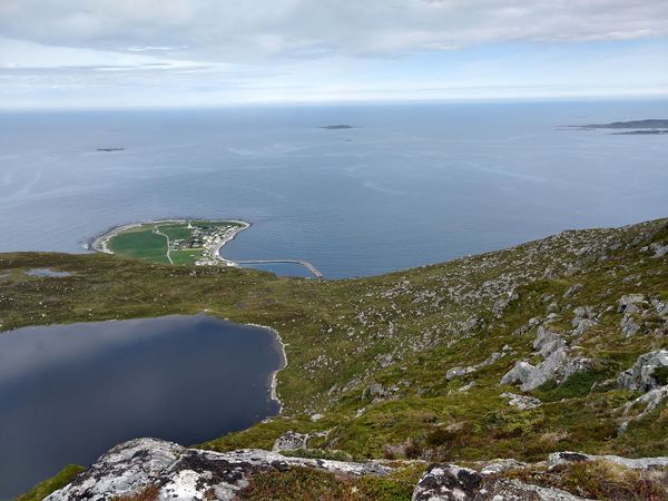 Panoramablick über Fjorde und Berge